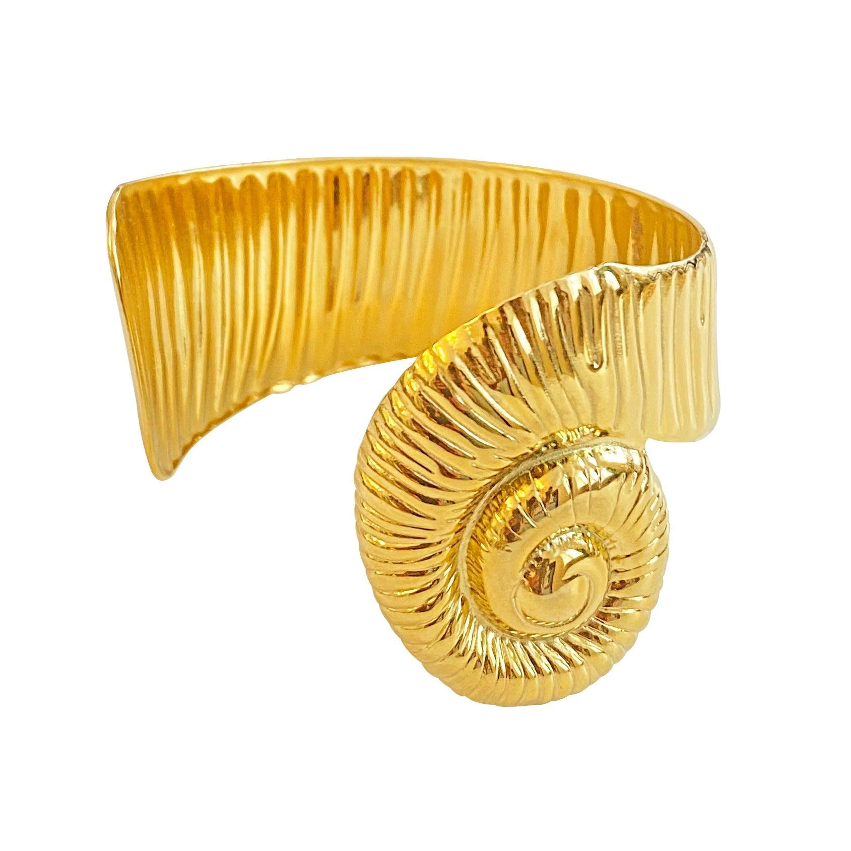 Bold Shell Cuff Aleyna