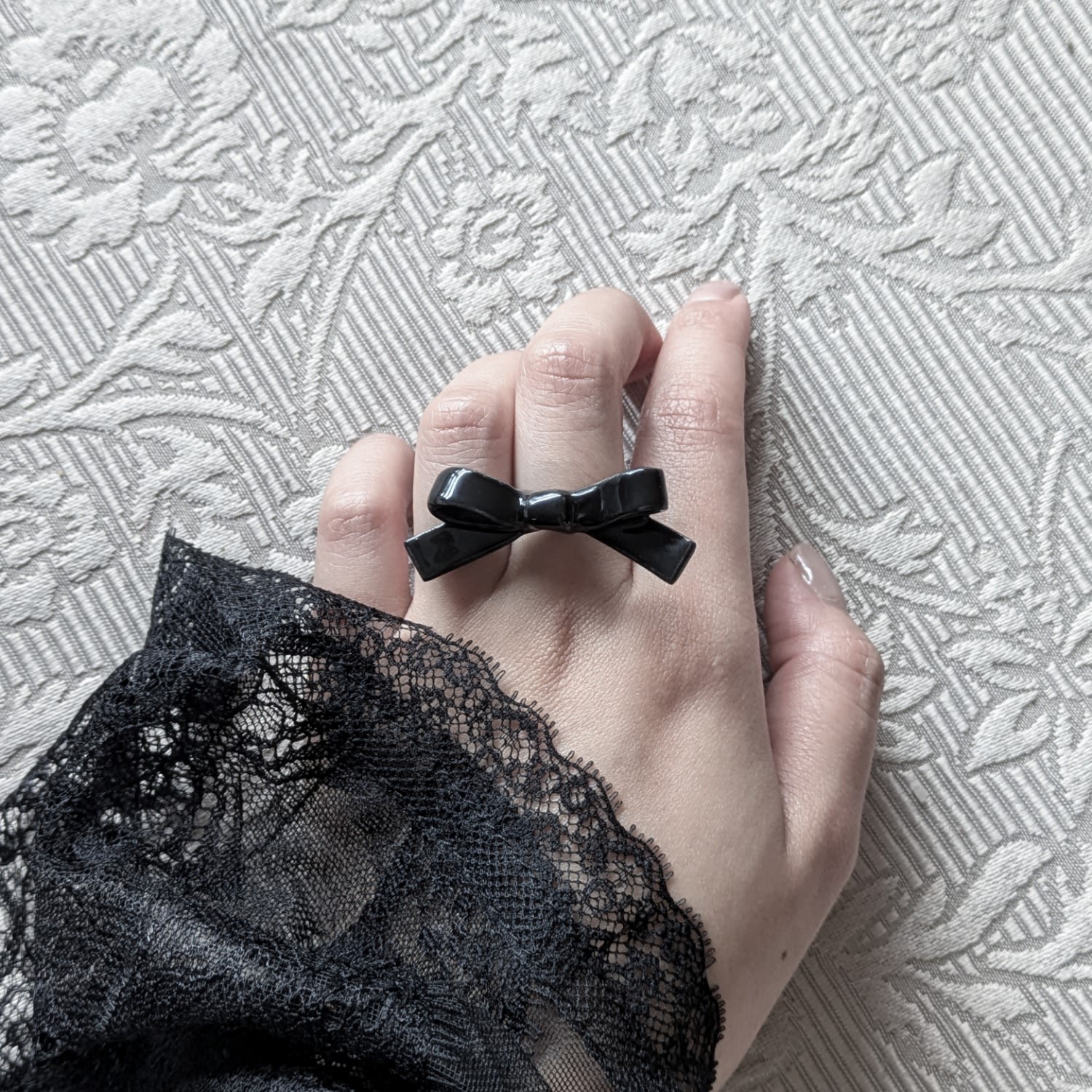 Bowtie Maniac Small Ribbon Ceramic Bowtie Gold Plated Brass Ring Black