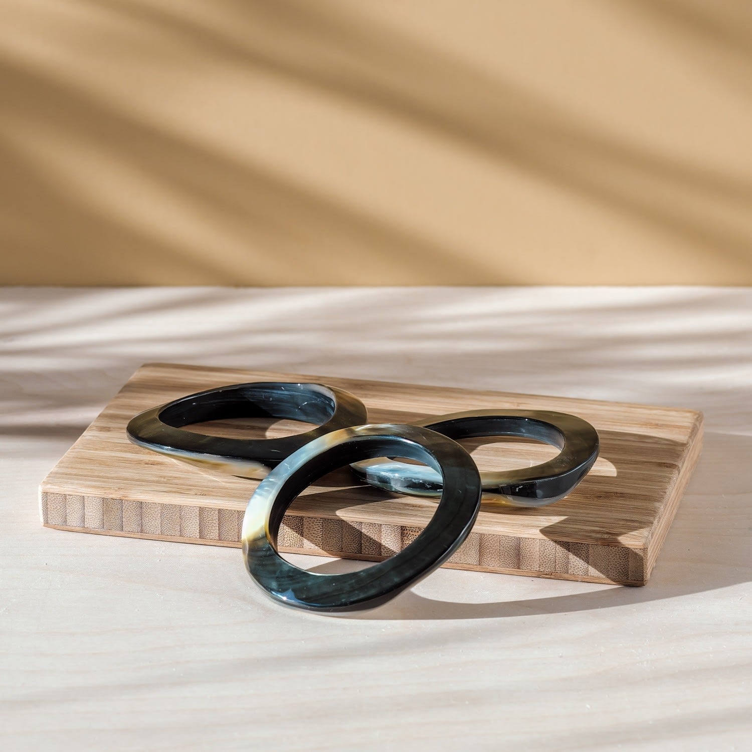 Mother-Of-Pearl Bangle Iridescent Grey