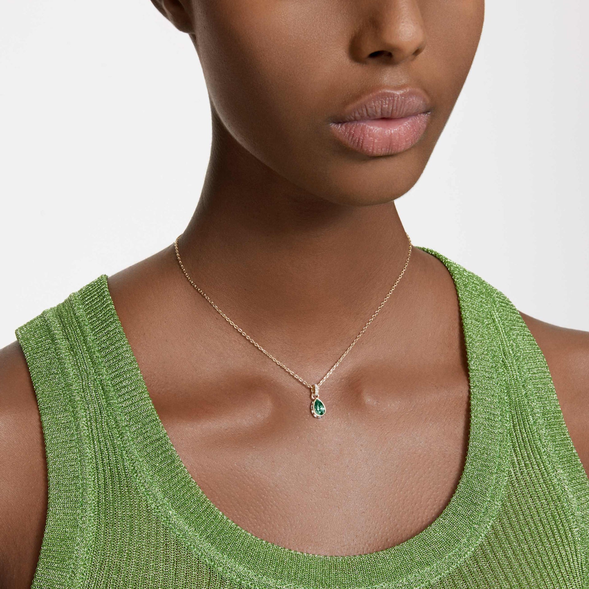 CHROMA PENDANT PEAR CUT GREEN GOLD TONE PLATED