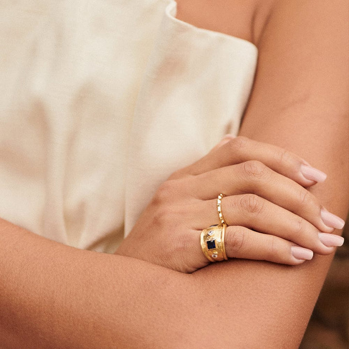 chunky-stone-textured-ring-18ct-gold-plated-daisy-london