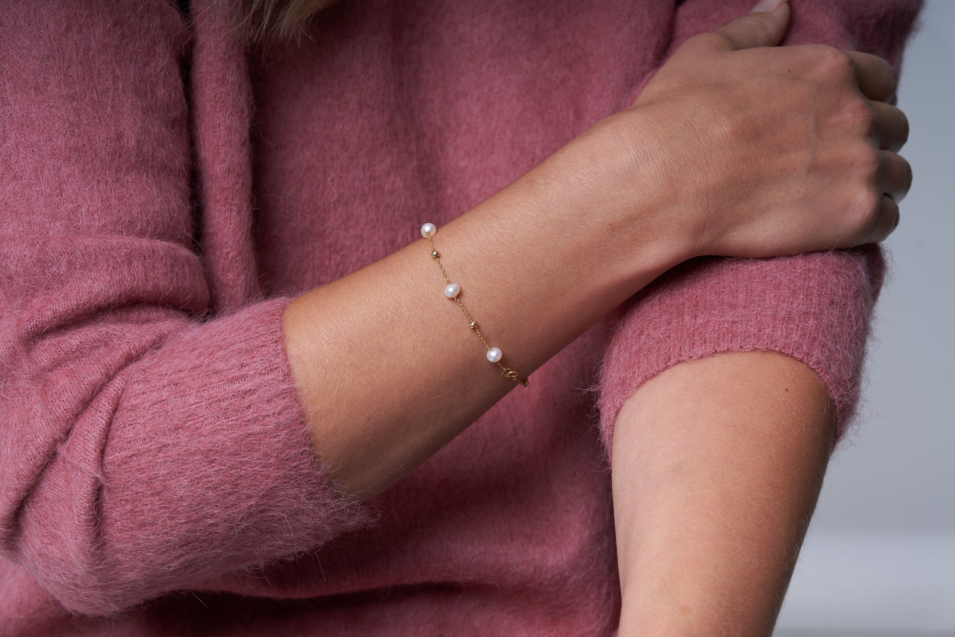 Credo Fine Chain Bracelet With Cultured Freshwater Pearls & Gold Beads