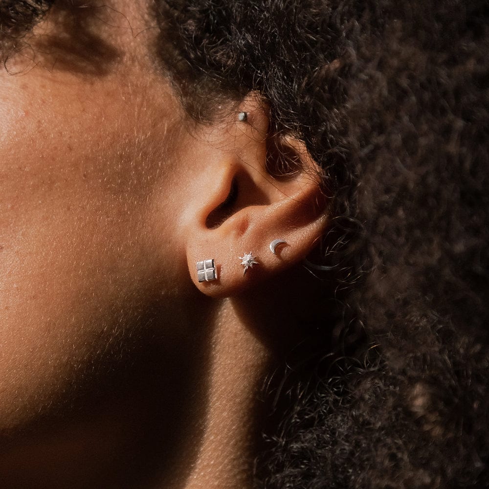 crescent-moon-stud-earrings-sterling-silver-daisy-london