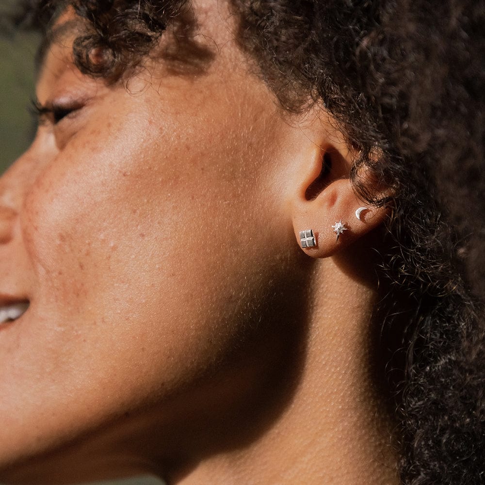 crescent-moon-stud-earrings-sterling-silver-daisy-london