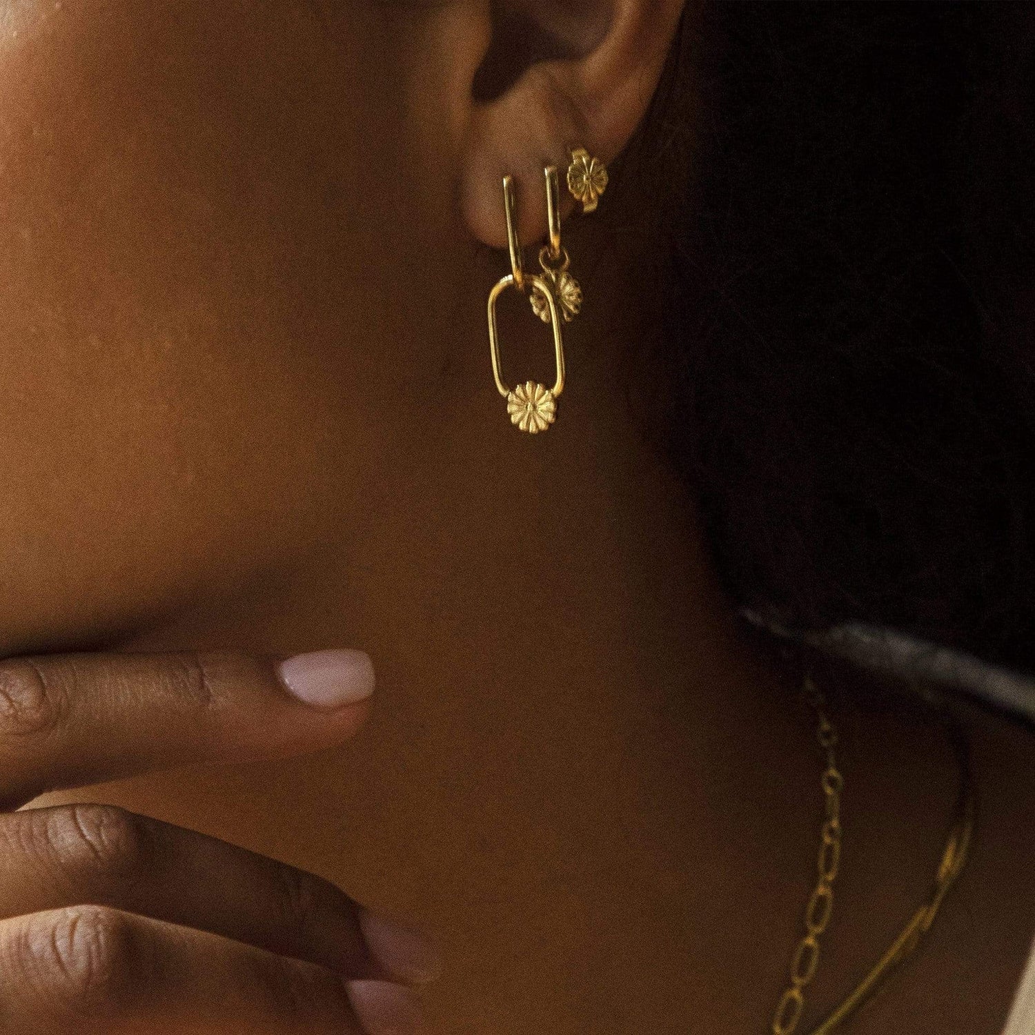 daisy-bloom-drop-huggie-earrings-18ct-gold-plated-daisy-london