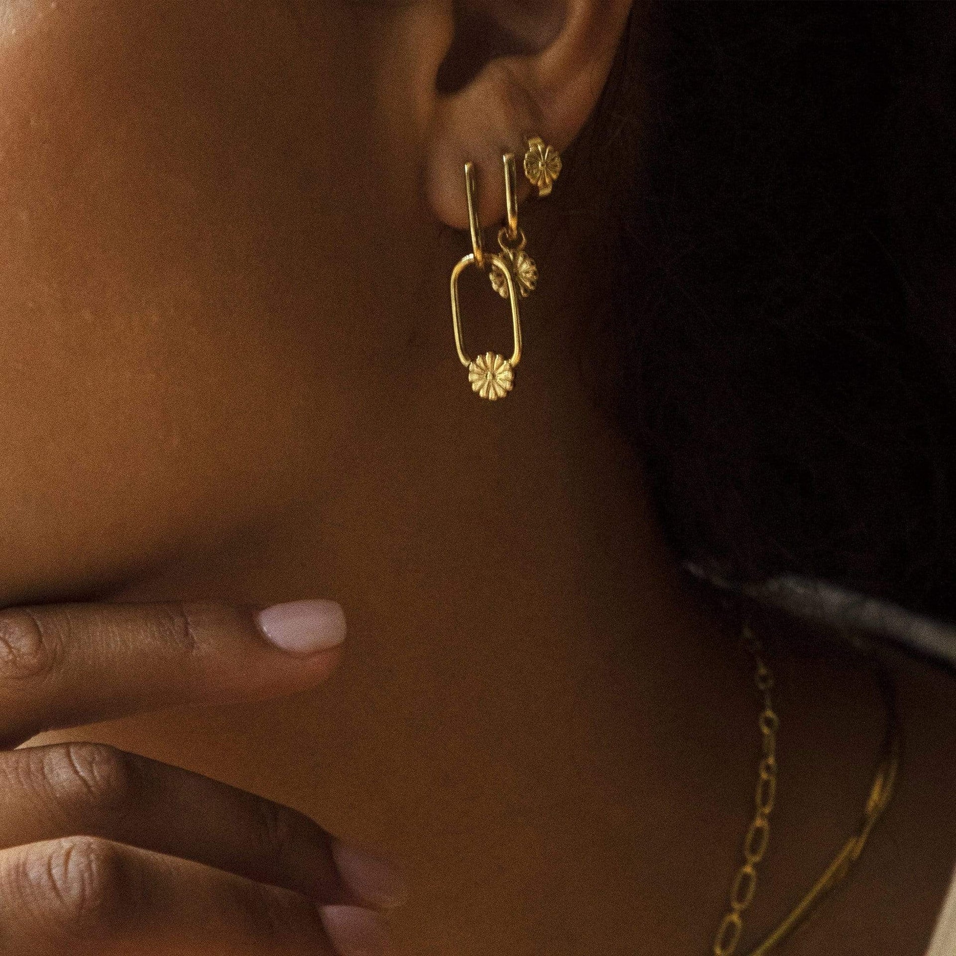 daisy-bloom-drop-huggie-earrings-18ct-gold-plated-daisy-london