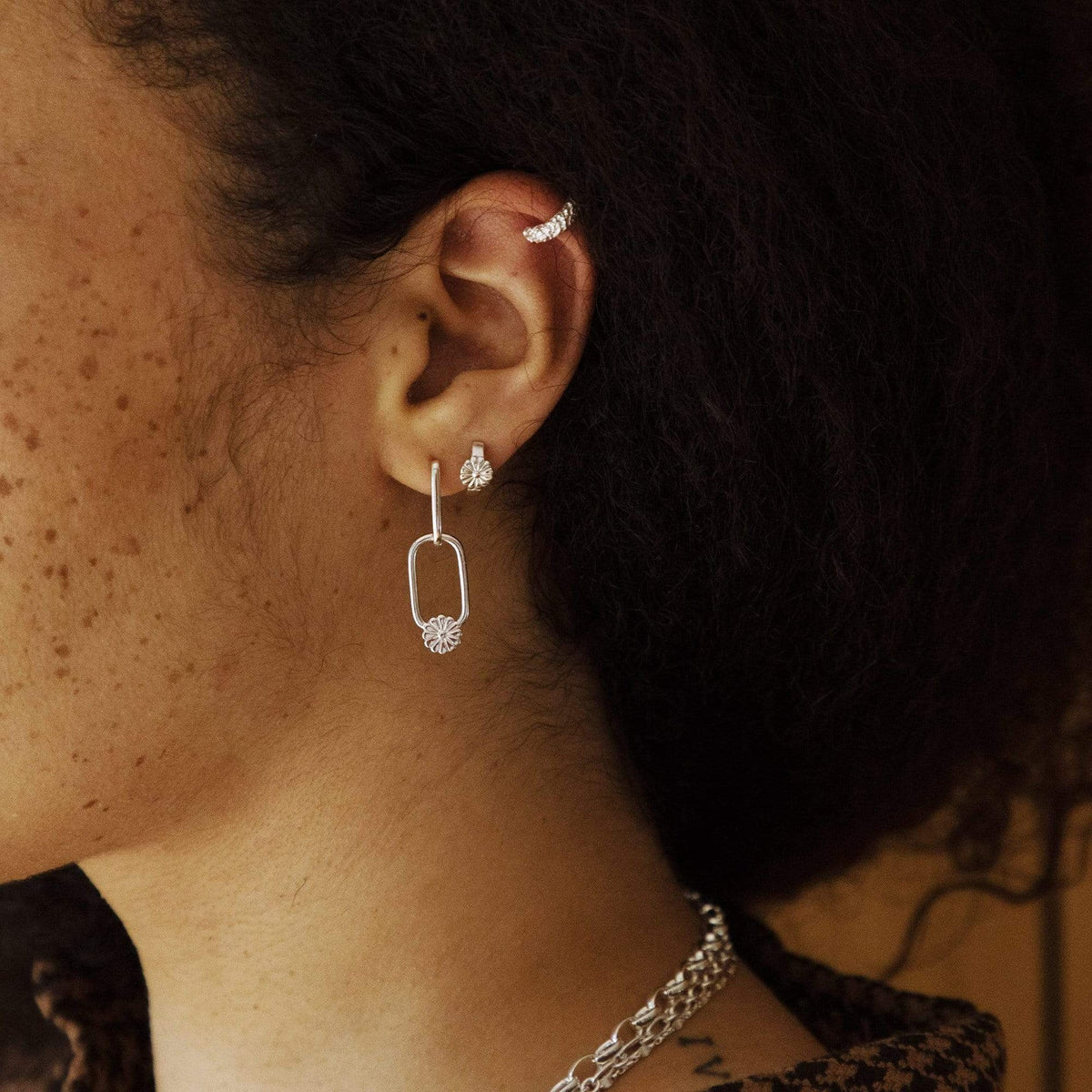 daisy-bloom-huggie-earrings-925-sterling-silver-daisy-london