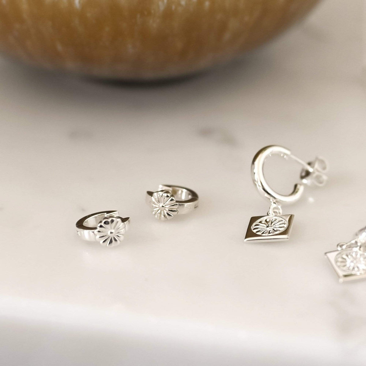 daisy-bloom-huggie-earrings-925-sterling-silver-daisy-london