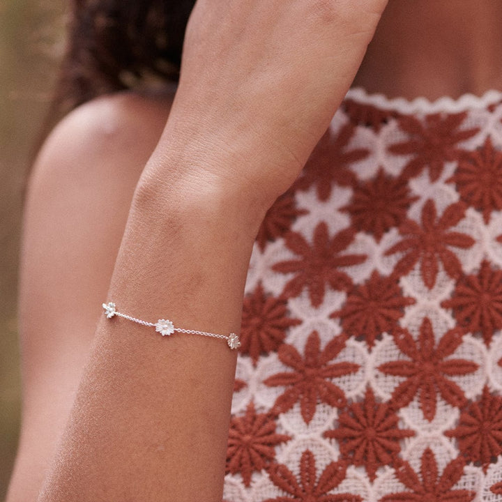 daisy-chain-flower-bracelet-sterling-silver-daisy-london