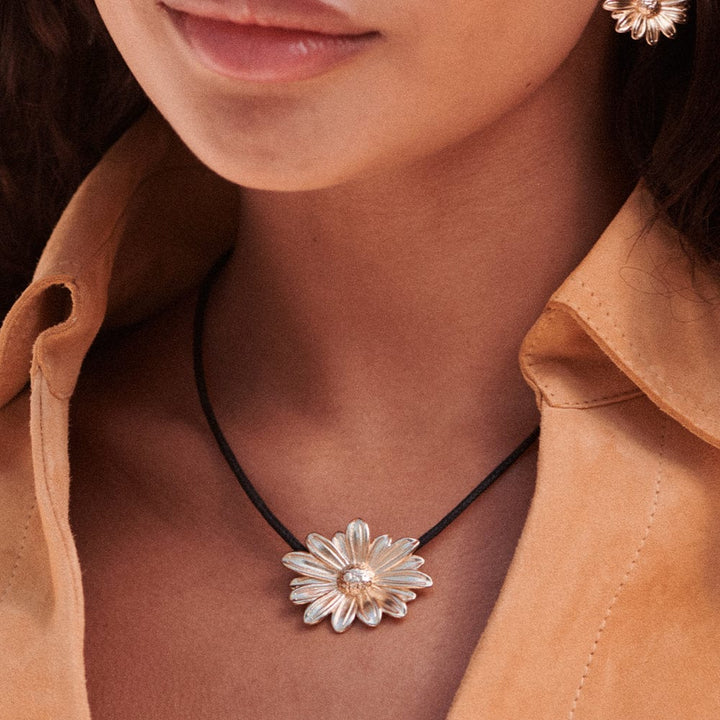 daisy-large-cord-flower-necklace-18ct-gold-plated-daisy-london