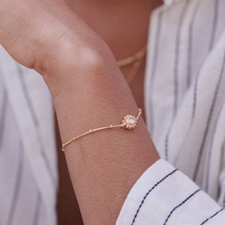 daisy-mother-of-pearl-bracelet-18ct-gold-plated-daisy-london