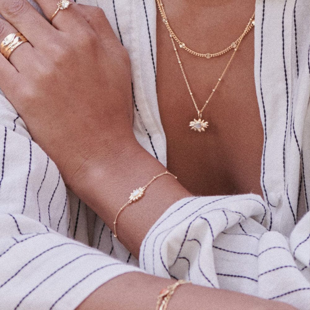 daisy-mother-of-pearl-bracelet-18ct-gold-plated-daisy-london