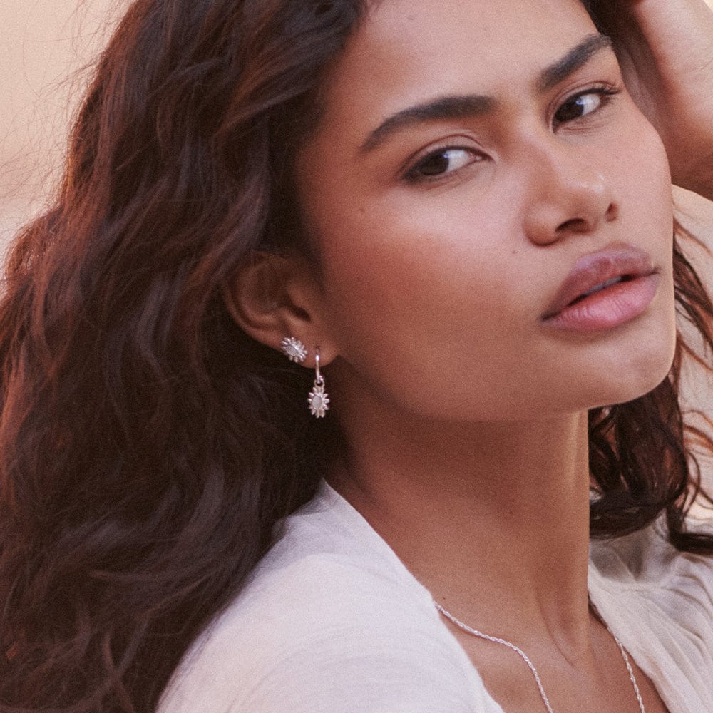 daisy-mother-of-pearl-stud-earrings-sterling-silver-daisy-london