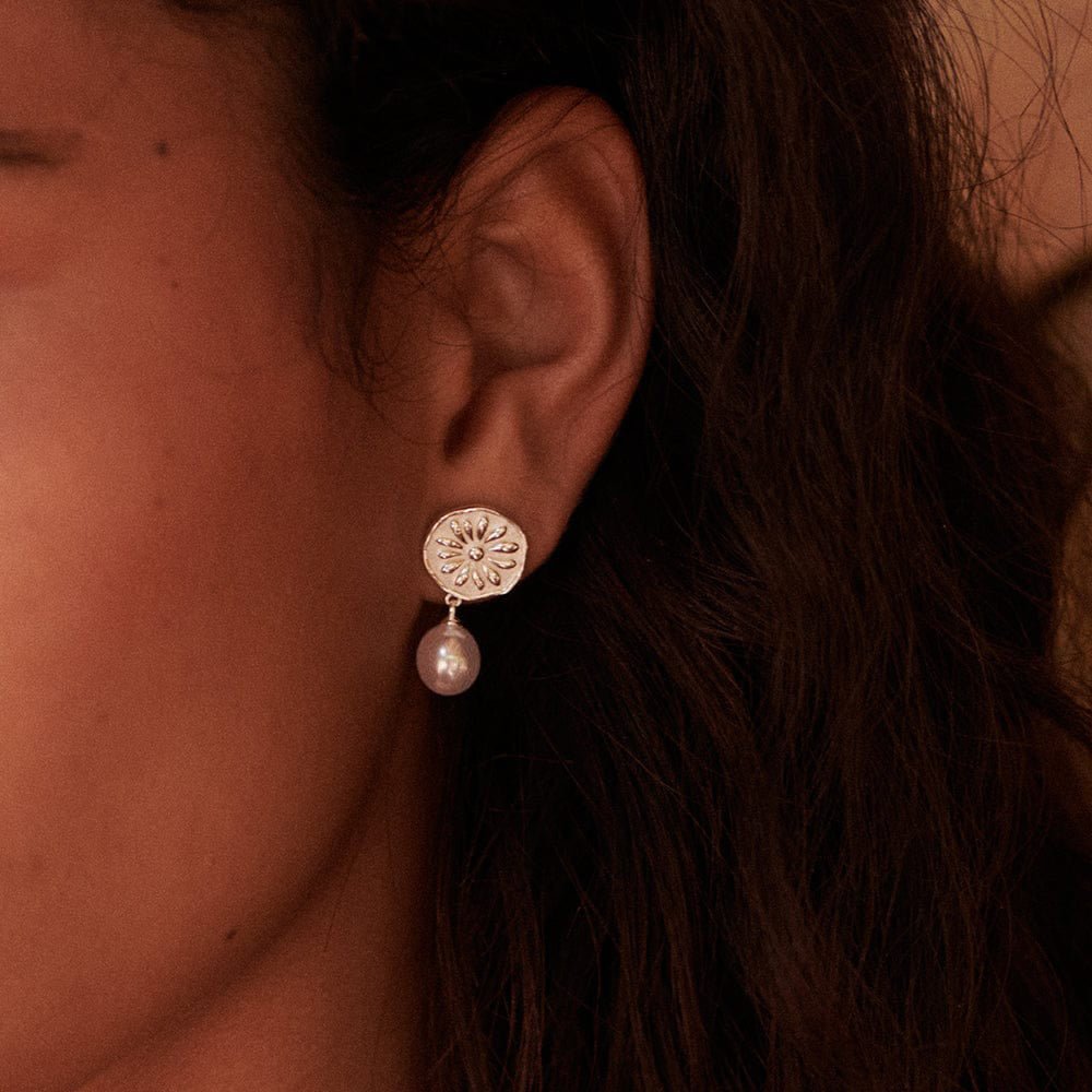 daisy-pearl-drop-earrings-sterling-silver-daisy-london