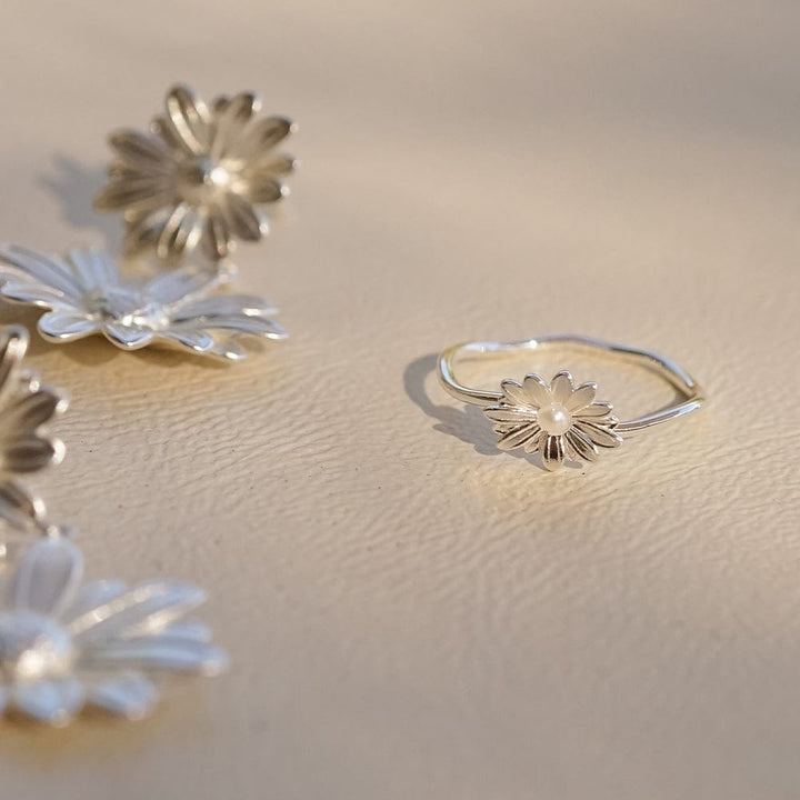daisy-pearl-flower-ring-sterling-silver-daisy-london