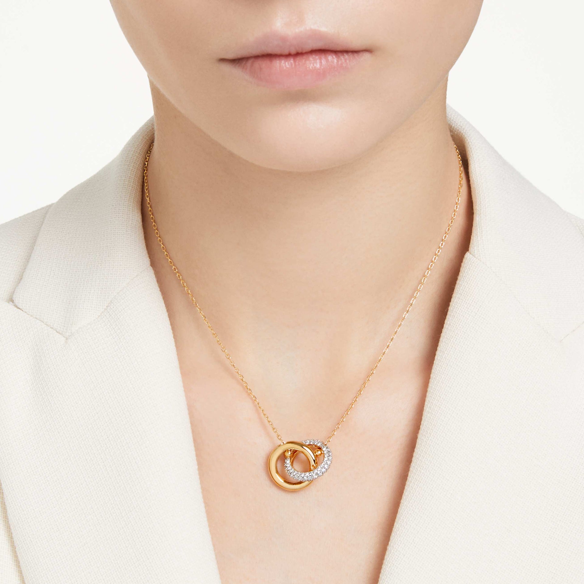 DEXTERA PENDANT INTERLOCKING LOOP WHITE GOLD TONE PLATED