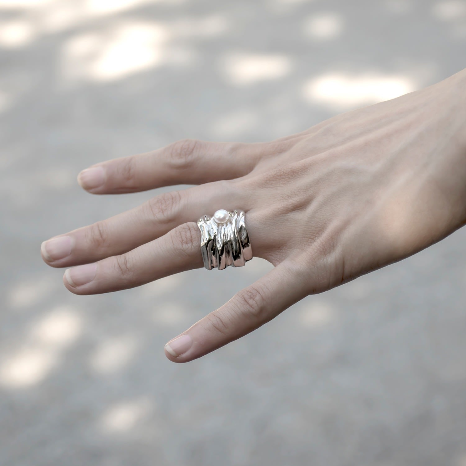 Cambré Cocktail Ring In Rhodium