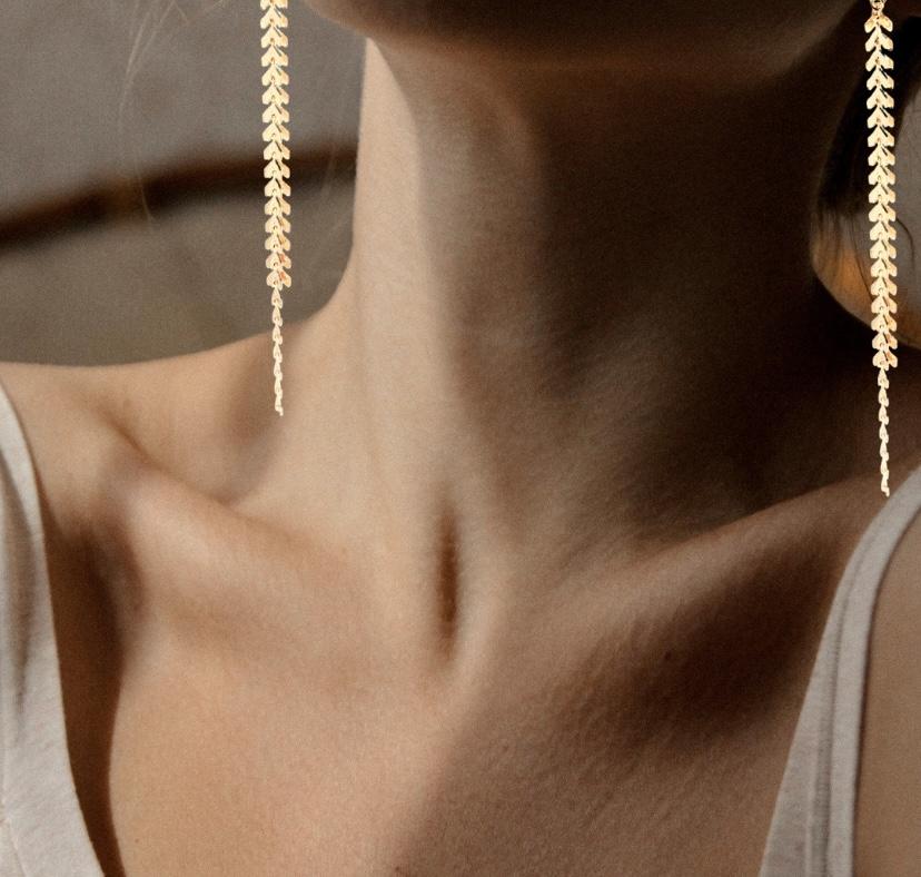 Elegante Gold Chevron Dangle Earrings