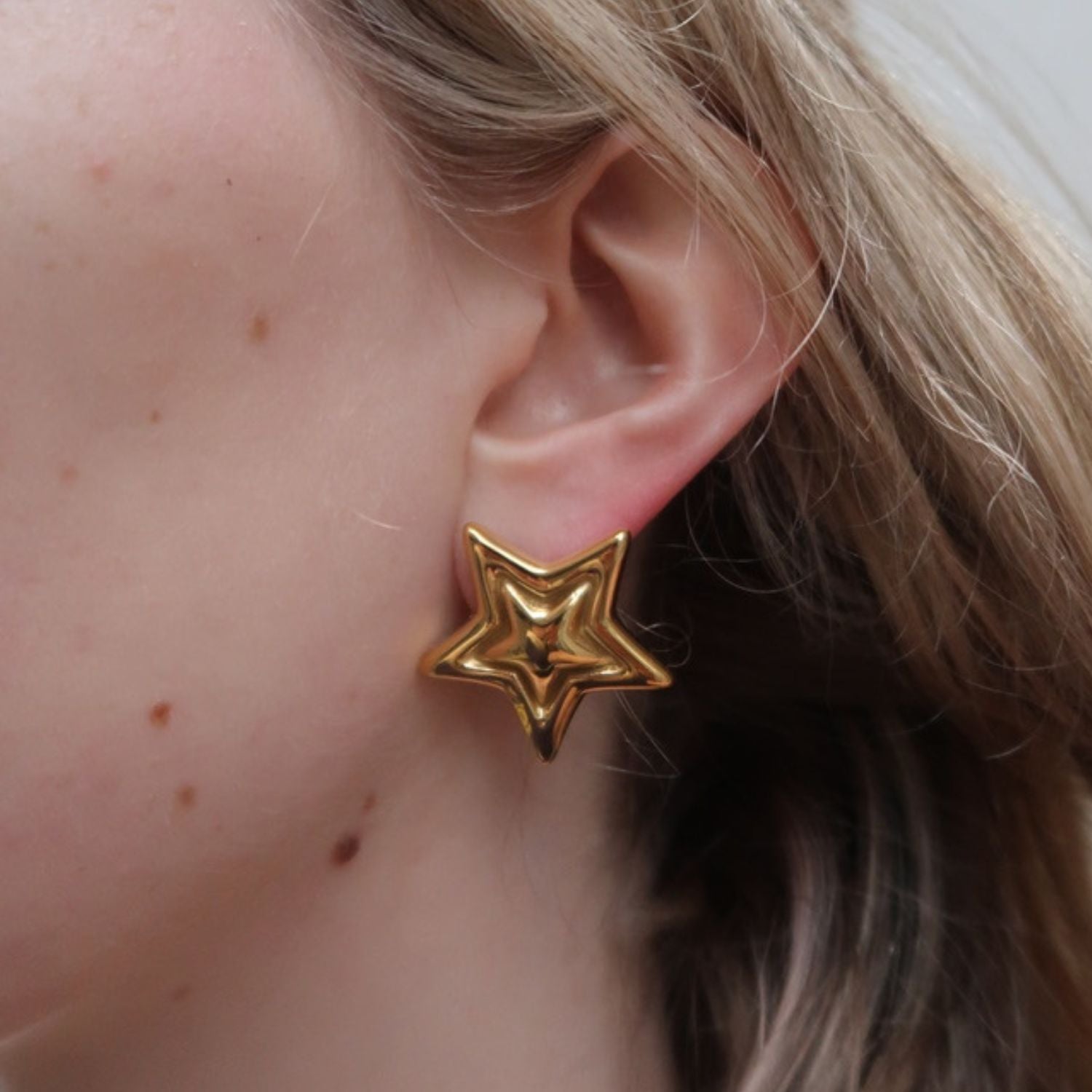 Ellie's Star Studs In Gold