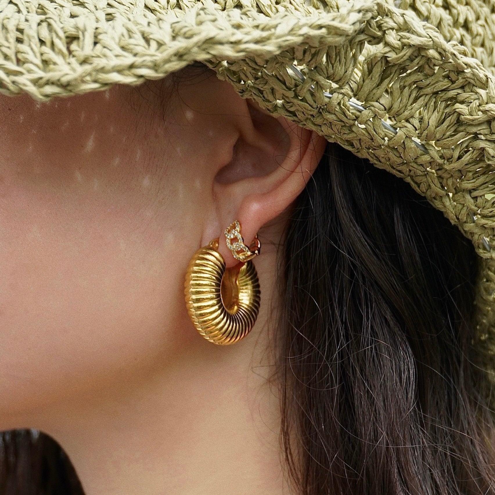 Ellie Vail - Anika Chain Huggie Hoop Earring