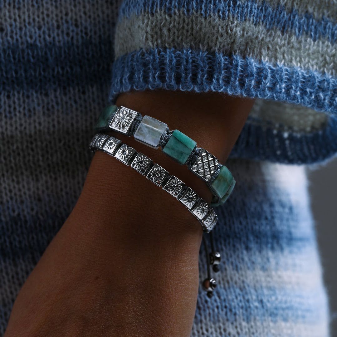 Emerald Flat-Bead Bracelet With Rainbow Moonstone In Silver - 10Mm