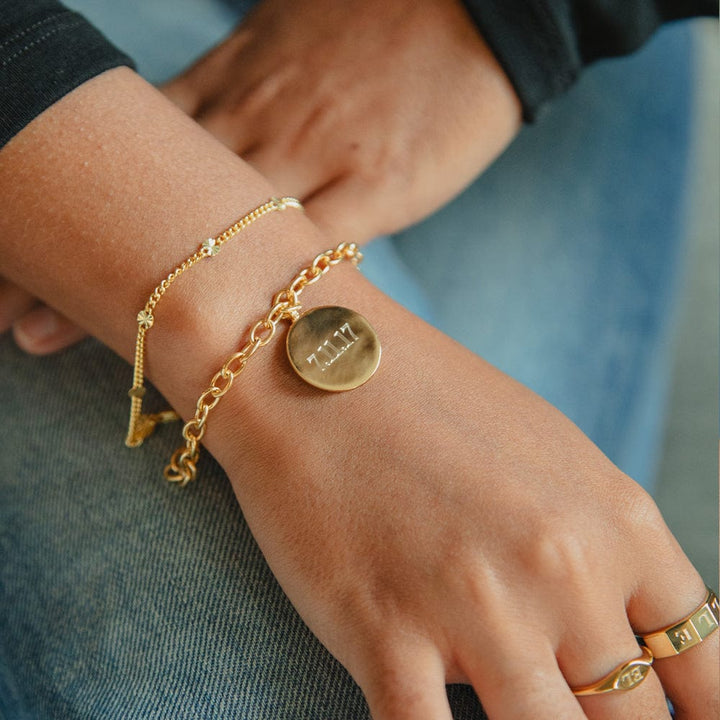 engravable-medallion-bracelet-18ct-gold-plated-daisy-london