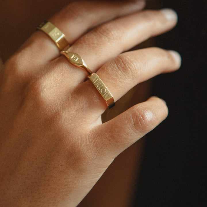 engravable-rectangle-signet-ring-18ct-gold-plated-daisy-london