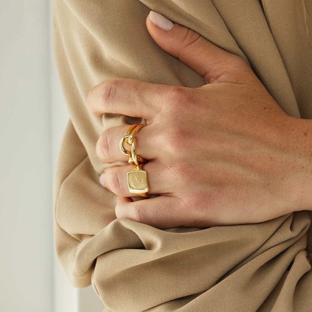 polly-sayer-engravable-square-signet-ring-18ct-gold-plated-daisy-london