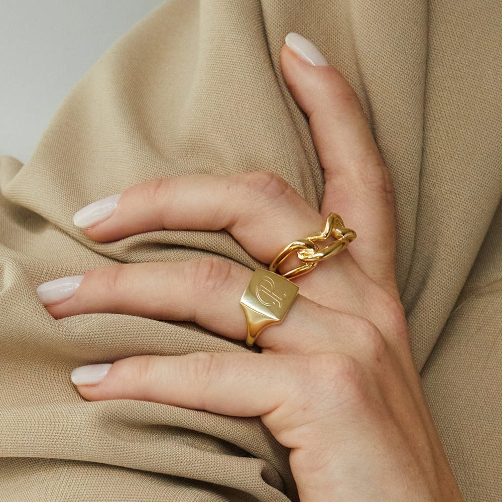 polly-sayer-engravable-square-signet-ring-18ct-gold-plated-daisy-london