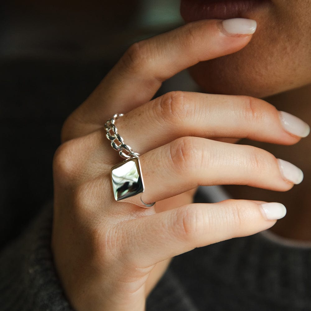 polly-sayer-engravable-square-signet-ring-sterling-silver-daisy-london