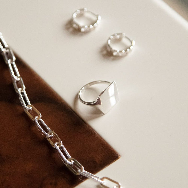 polly-sayer-engravable-square-signet-ring-sterling-silver-daisy-london