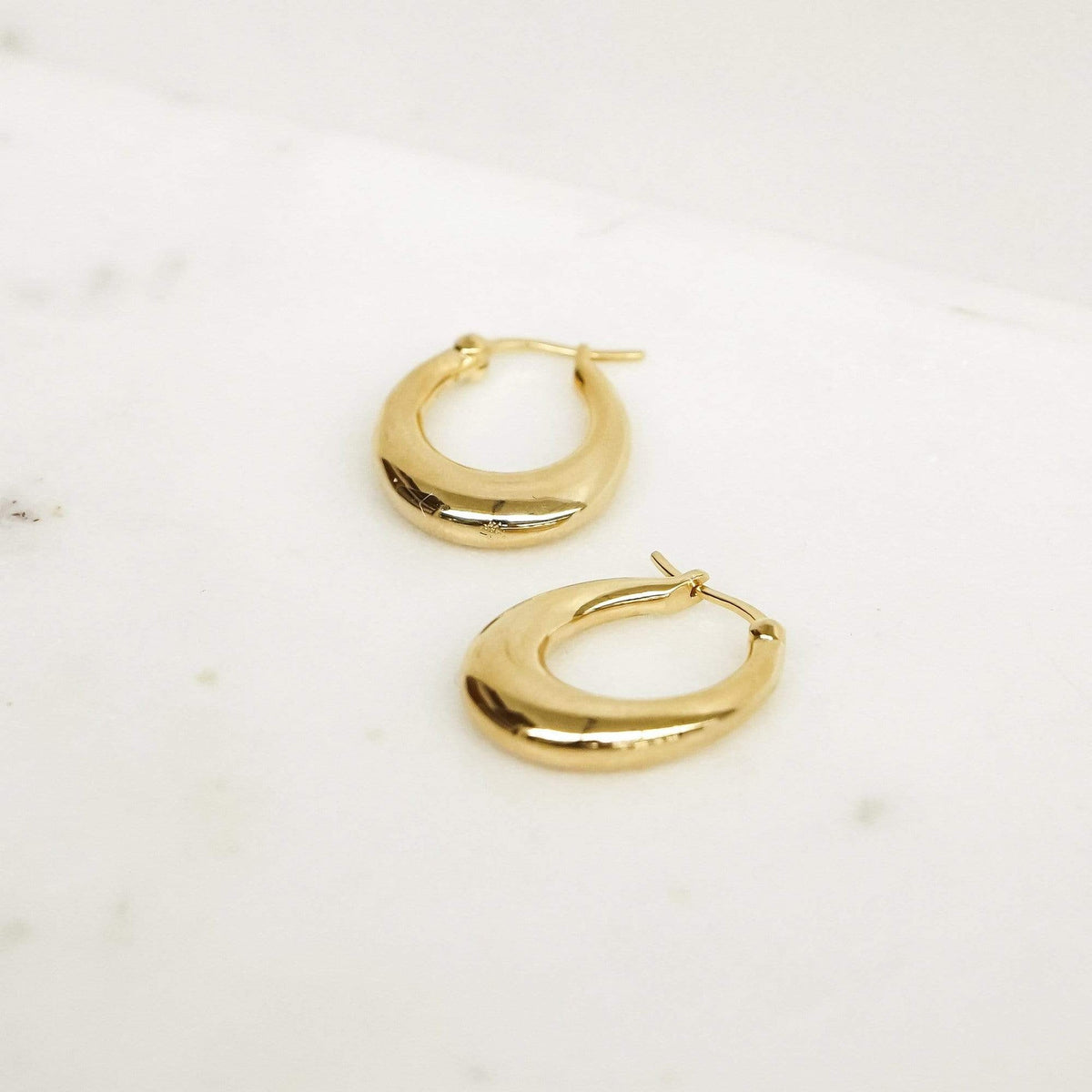 estee-lalonde-mini-ellipse-hoop-earrings-18ct-gold-plated-daisy-london