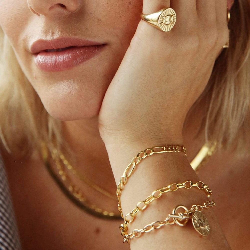 classic-figaro-chain-bracelet-18ct-gold-plated-sterling-silver-daisy-london