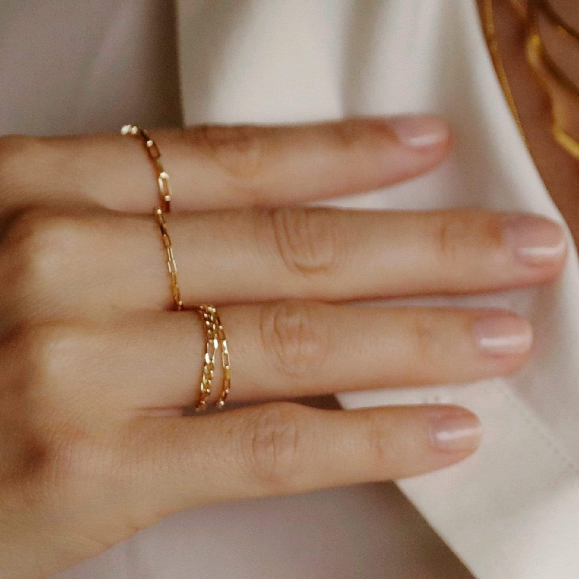 estee-lalonde-fine-box-chain-ring-18ct-gold-plated-daisy-london