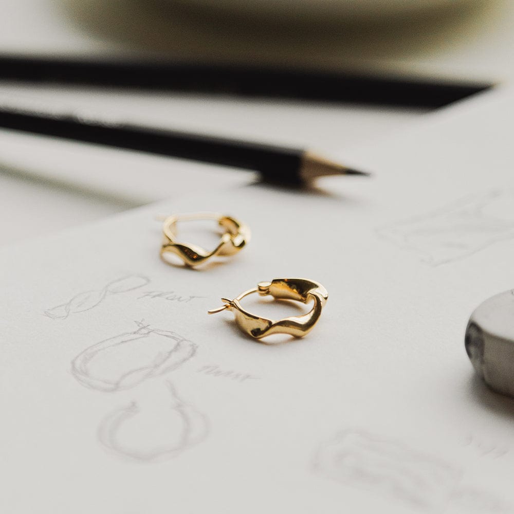 estee-lalonde-flow-hoop-earrings-18ct-gold-plated-daisy-london