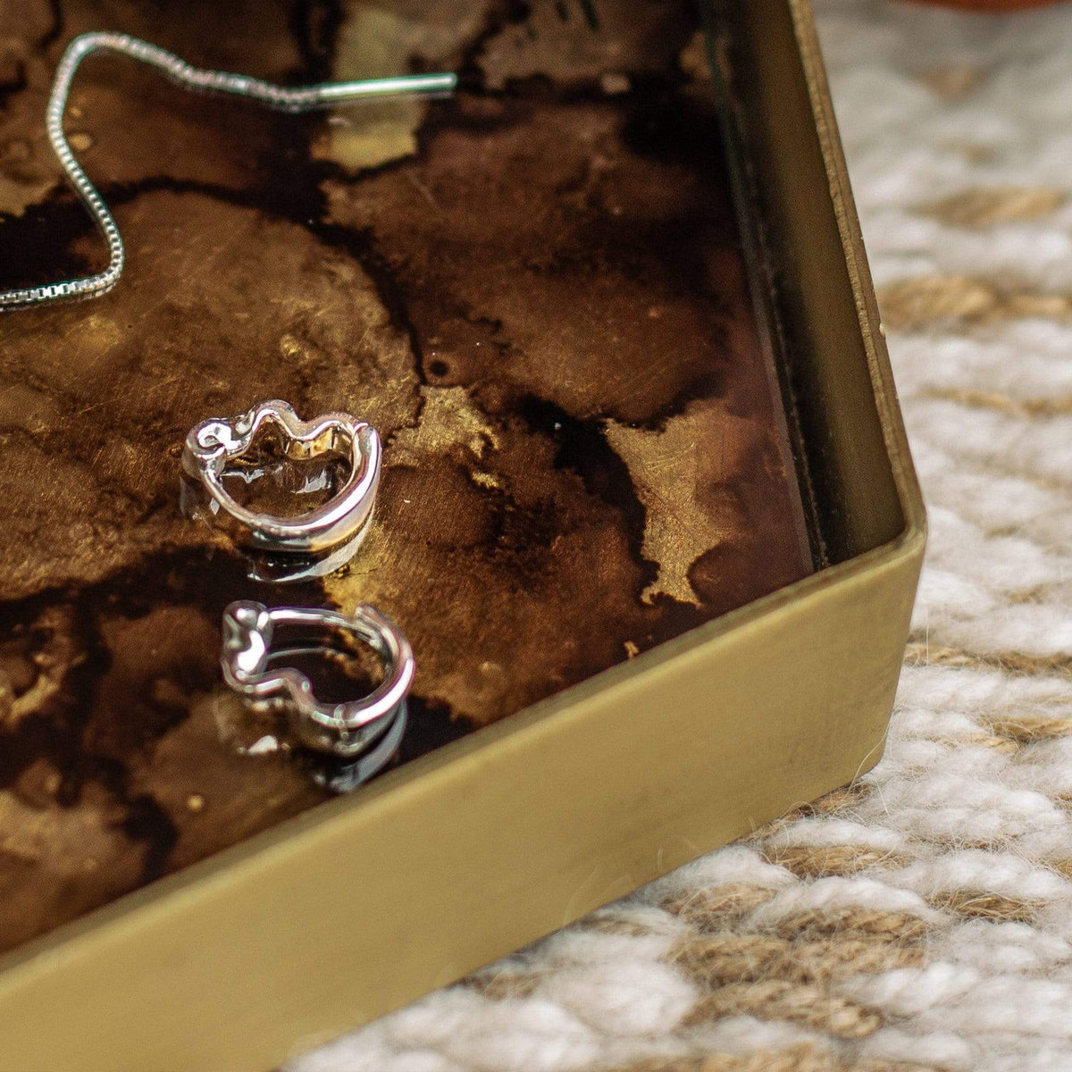 estee-lalonde-flow-huggie-hoop-earrings-925-sterling-silver-daisy-london