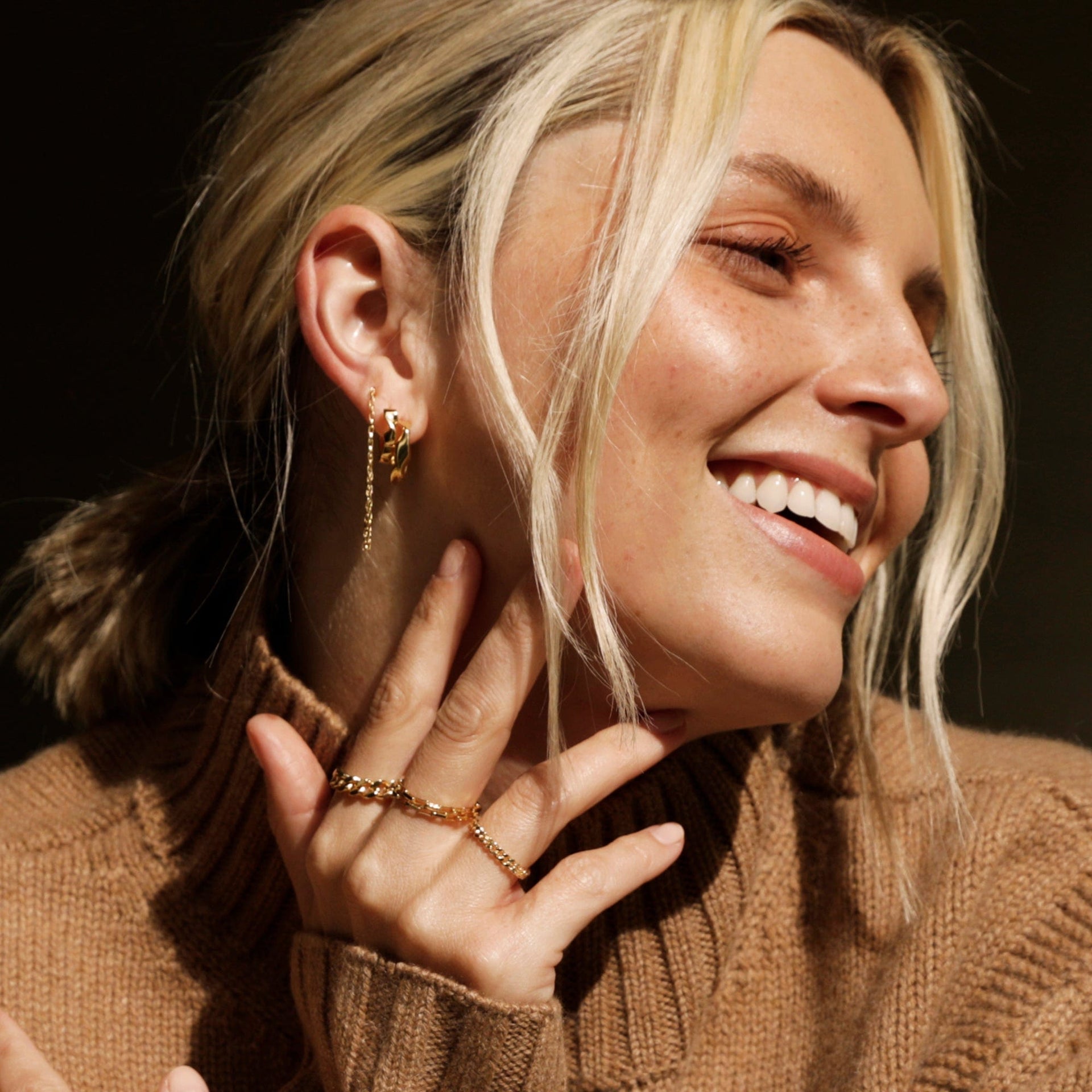 estee-lalonde-flow-midi-hoop-earrings-18ct-gold-plated-daisy-london