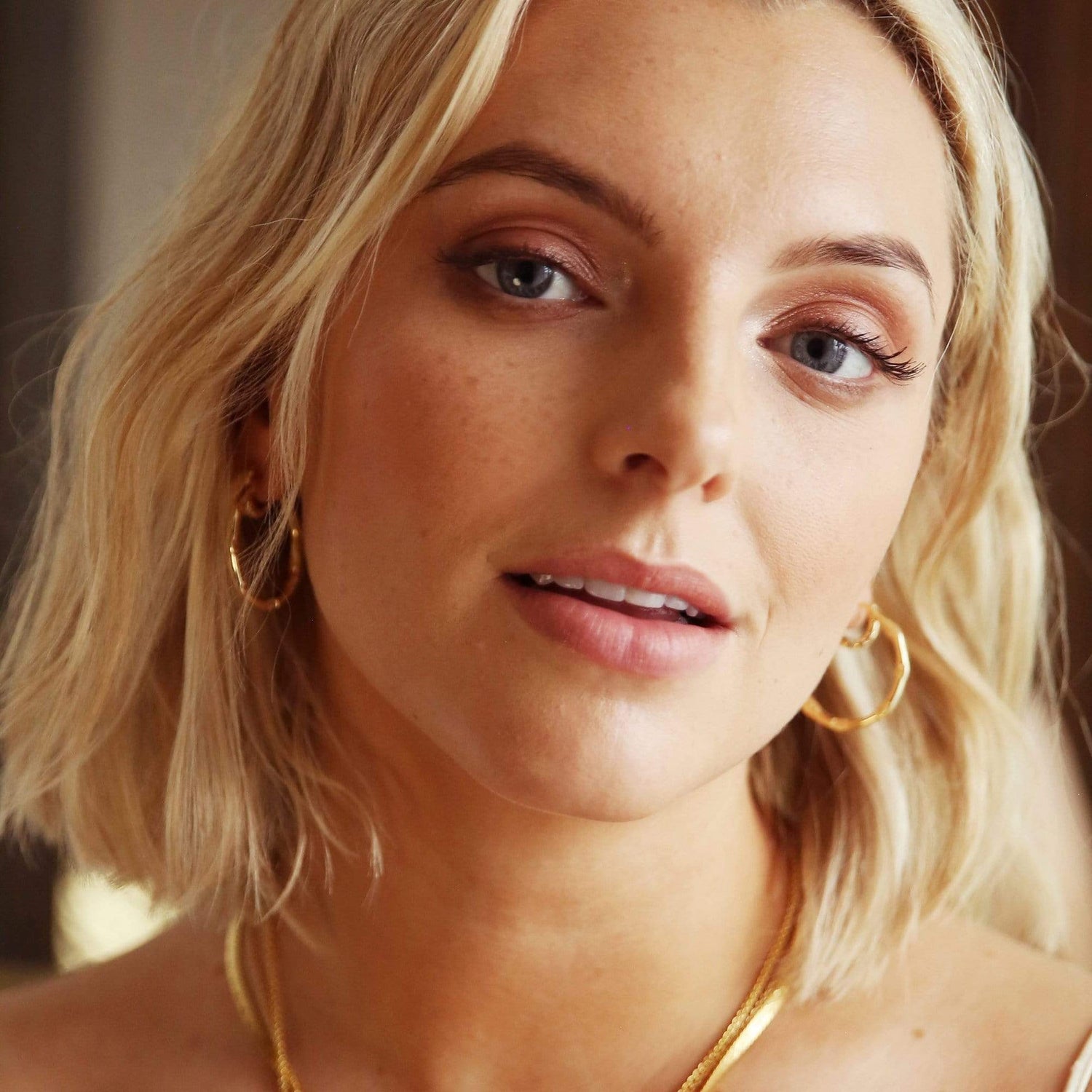 estee-lalonde-goddess-glow-hoop-earrings-18ct-gold-plated-sterling-silver-daisy-london