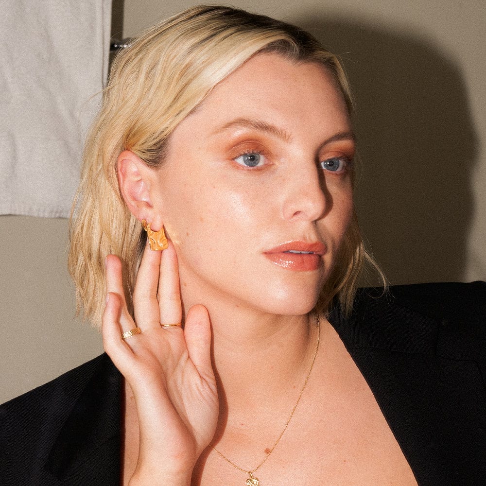 estee-lalonde-leo-earrings-18ct-gold-plated-daisy-london