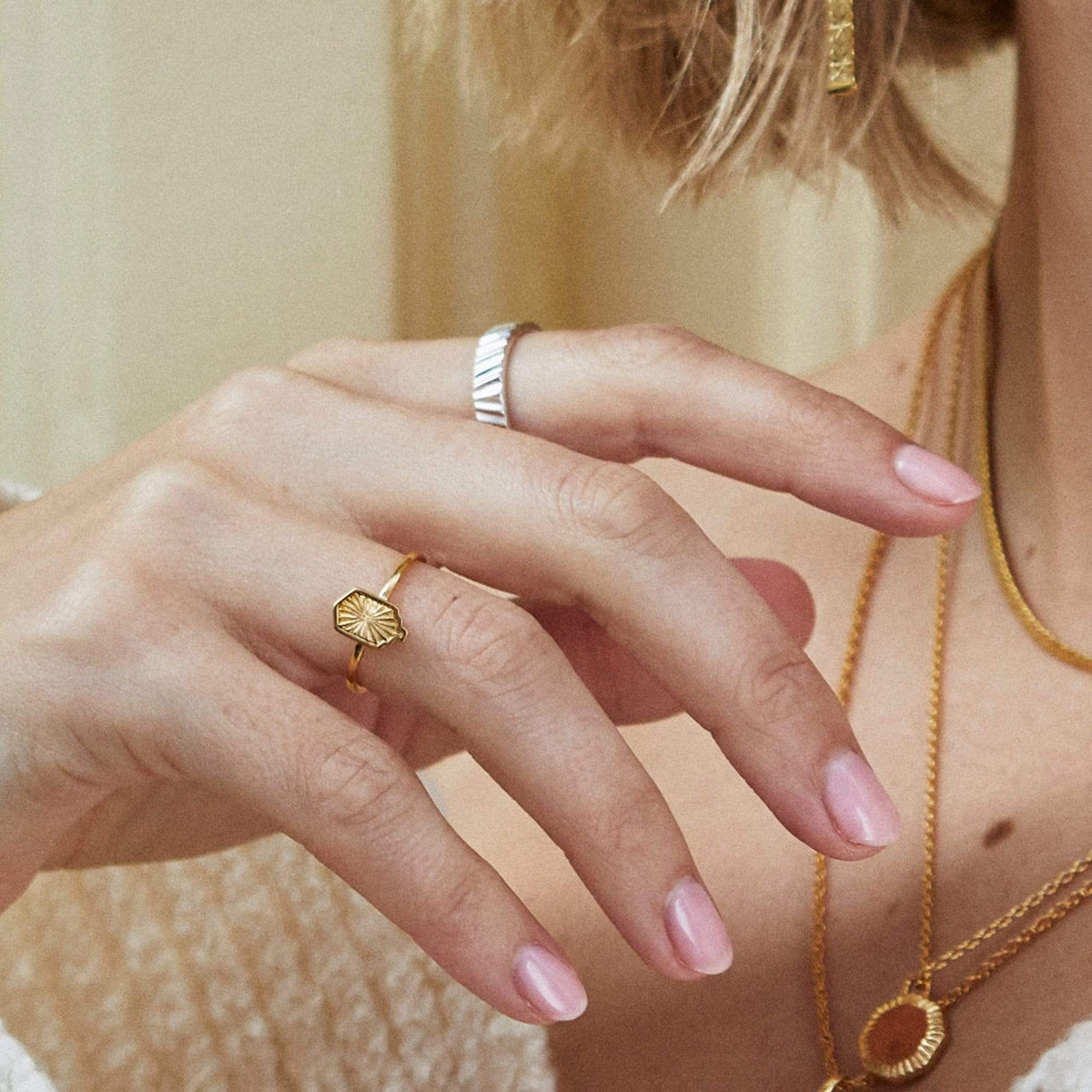 estee-lalonde-mini-sunburst-shield-ring-18ct-gold-plated-sterling-silver-daisy-london