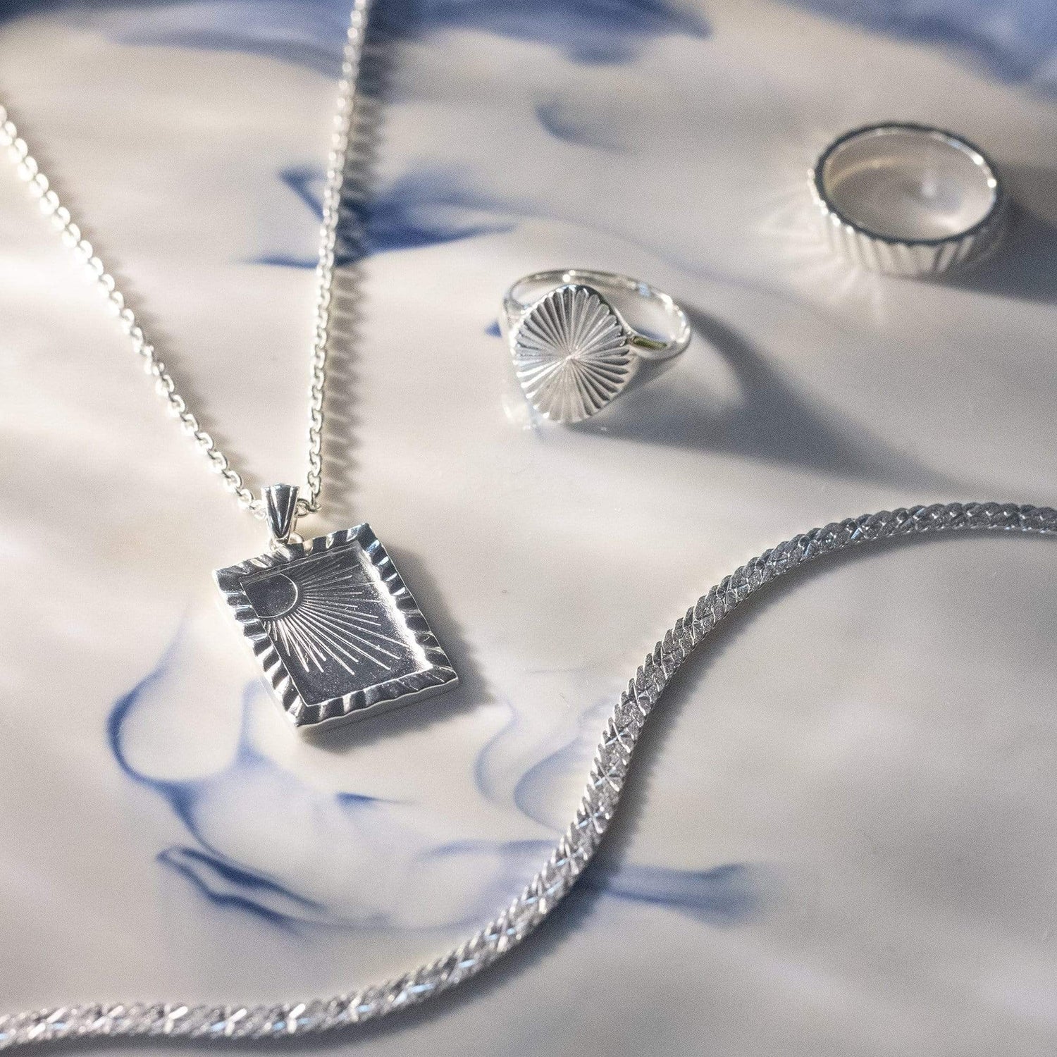 estee-lalonde-rising-sun-frame-necklace-925-sterling-silver-daisy-london