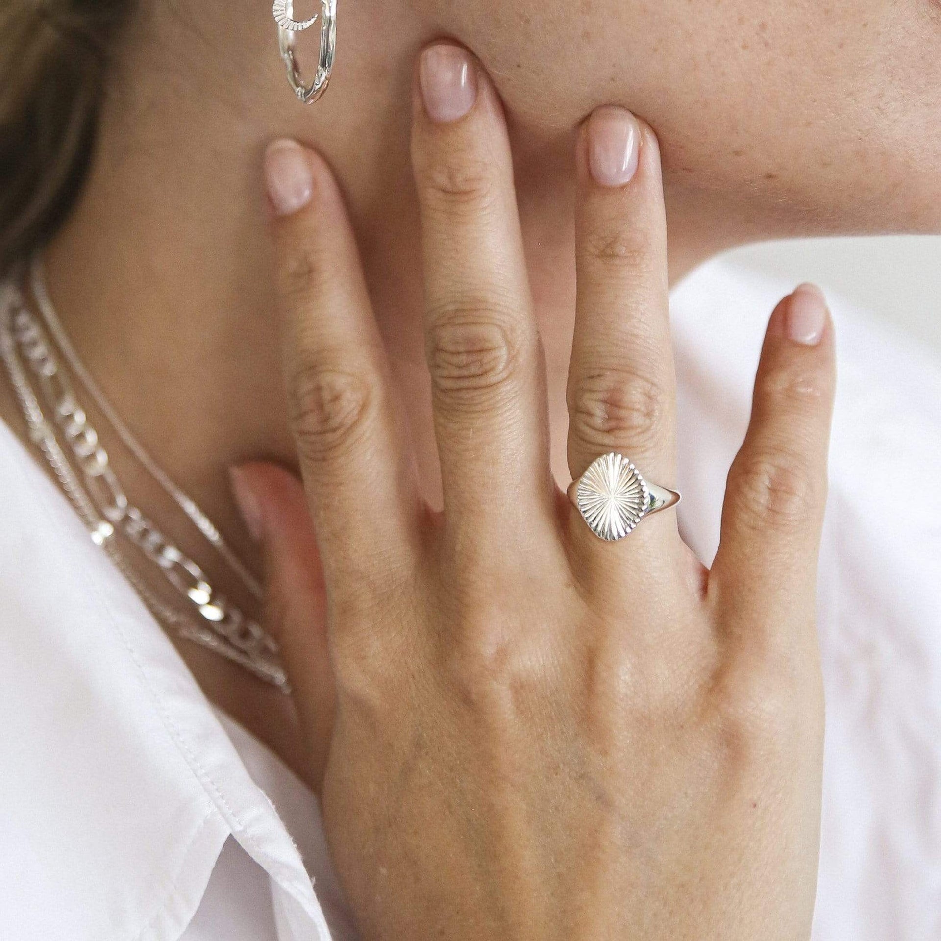 estee-lalonde-sunburst-signet-ring-925-sterling-silver-daisy-london