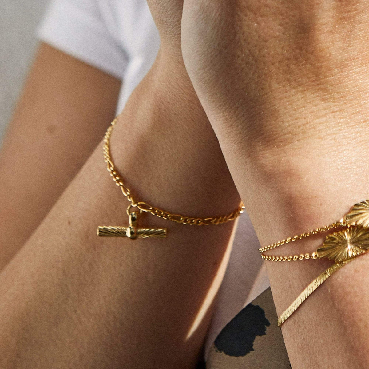 estee-lalonde-t-bar-drop-bracelet-18ct-gold-plated-sterling-silver-daisy-london