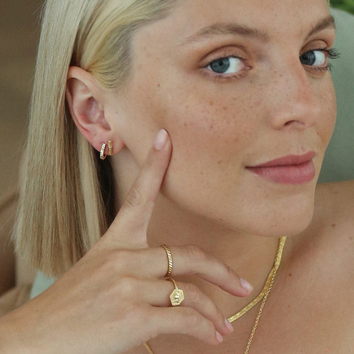 estee-lalonde-t-bar-stud-earrings-18ct-gold-plated-sterling-silver-daisy-london