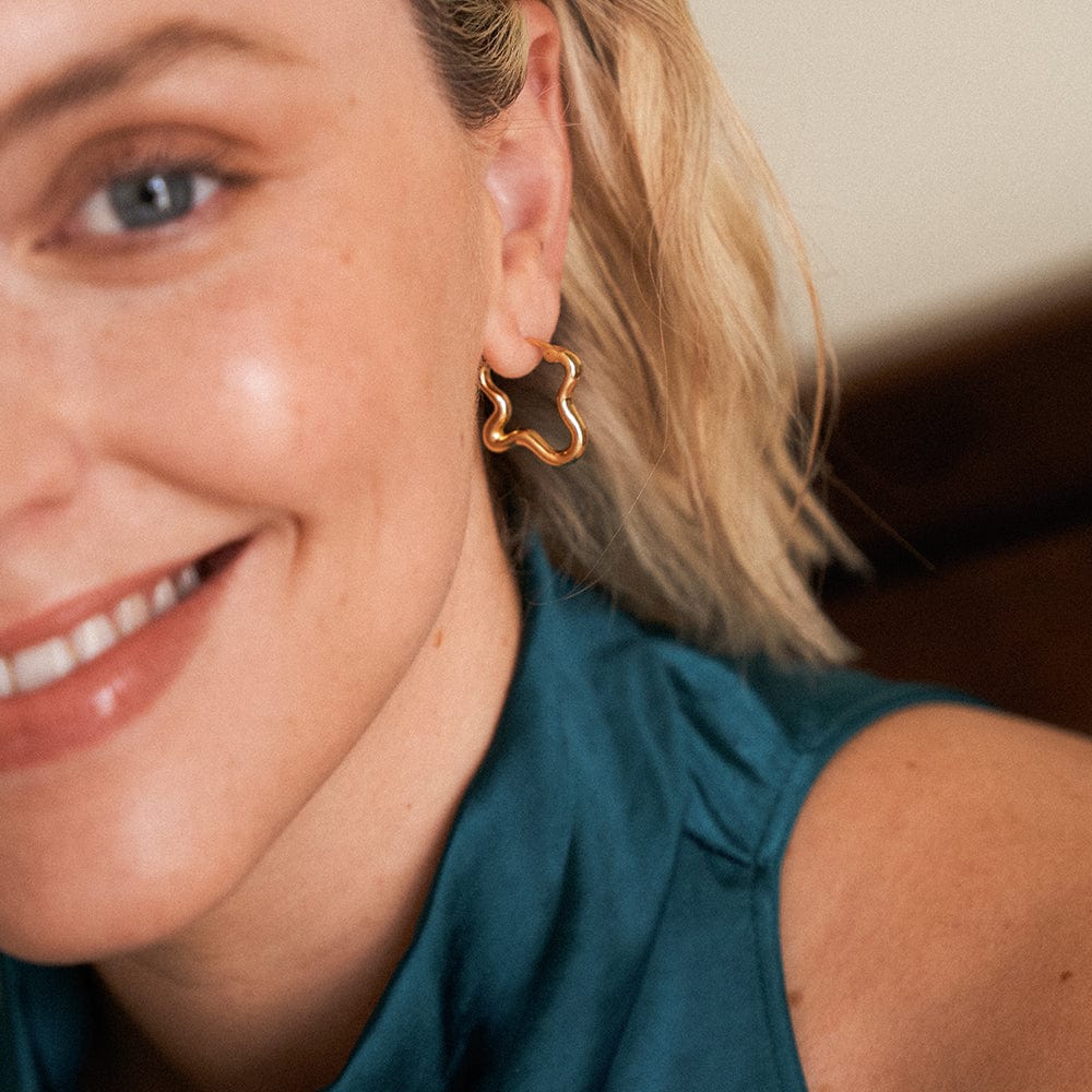 estee-lalonde-wavy-hoop-earrings-18ct-gold-plated-daisy-london