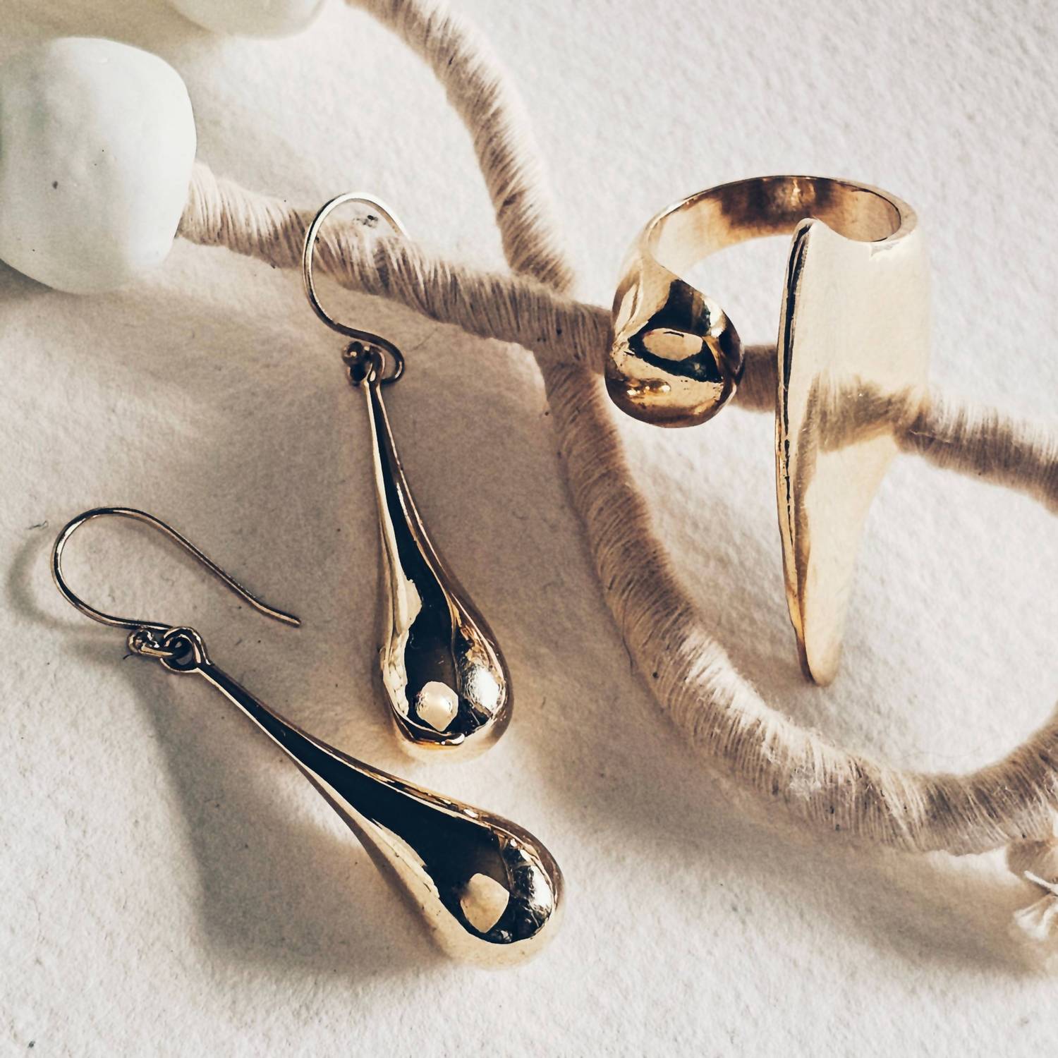 Women's Brass Droplet Teardrop Tear Earrings In Gold