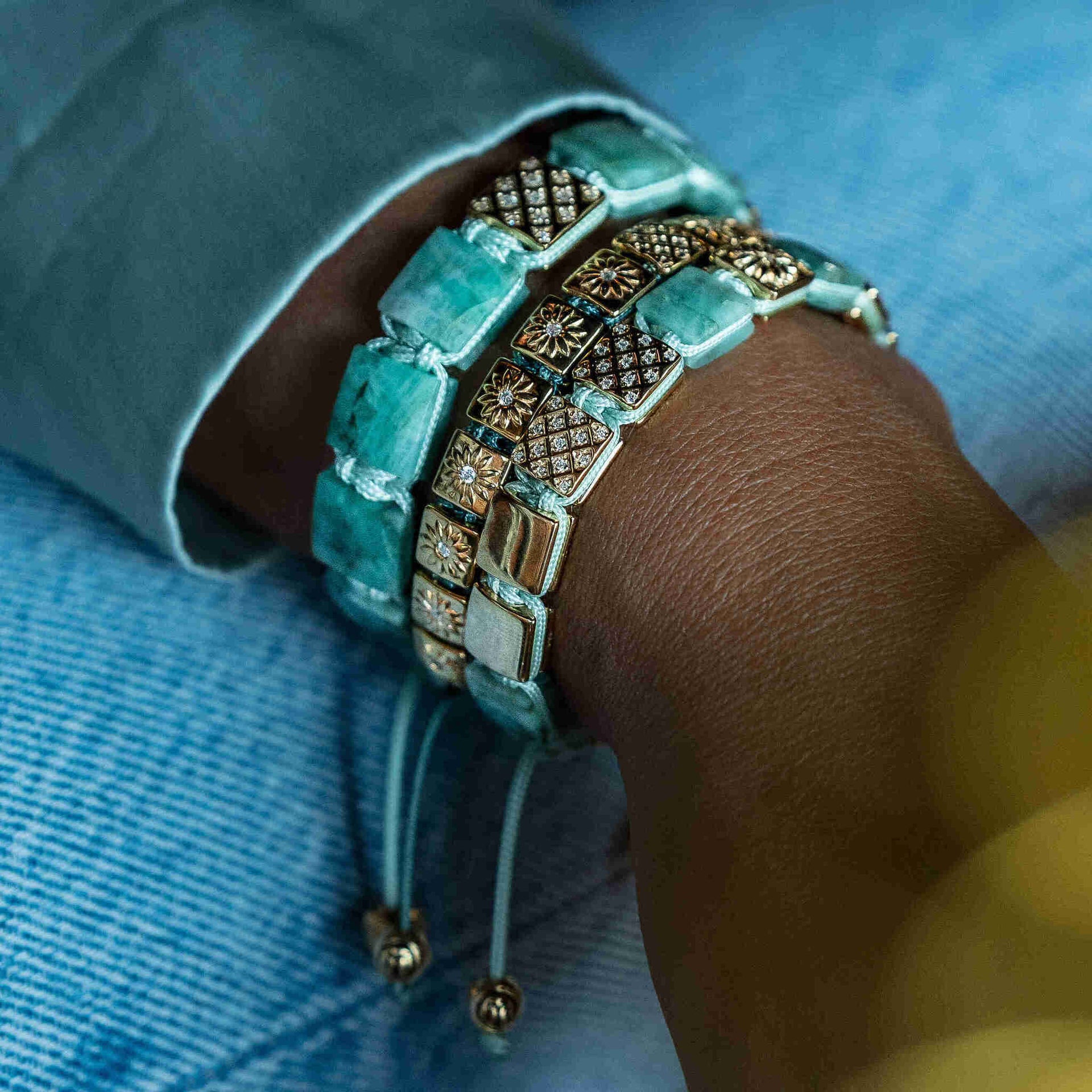 Flat-Bead Macrame Bracelet With Emeralds In Gold