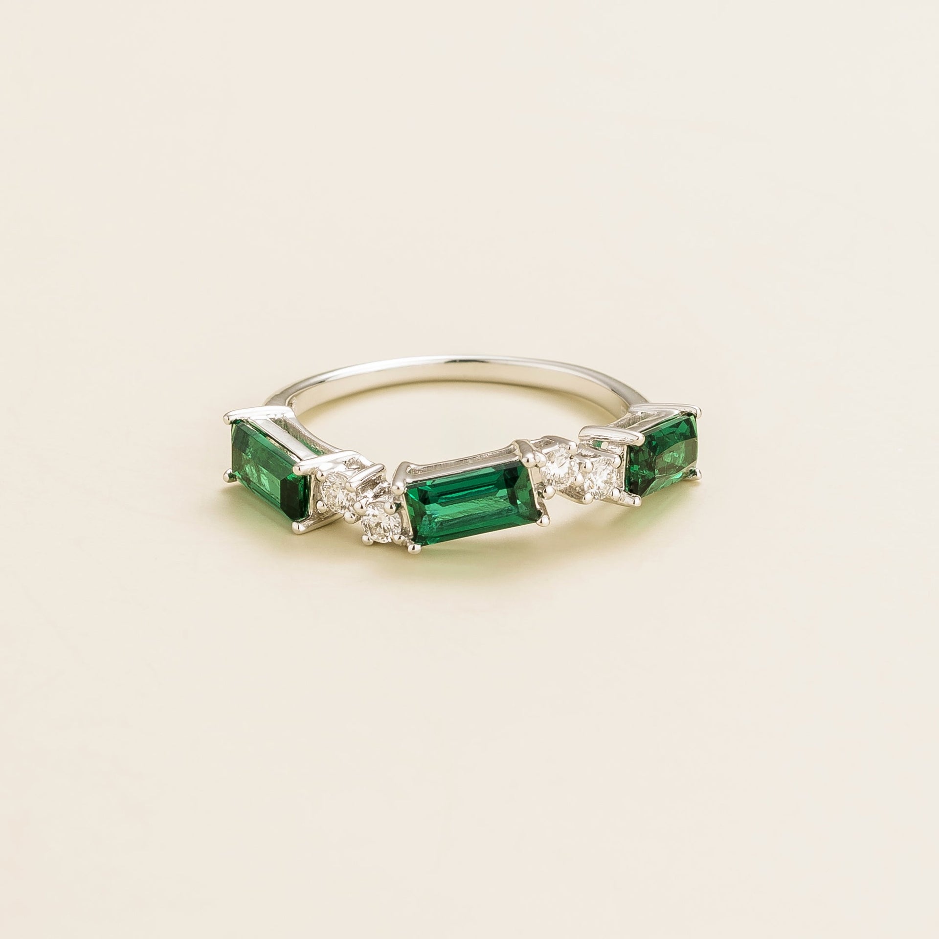 Forma Ring In Emerald & Round Diamond Set In White Gold