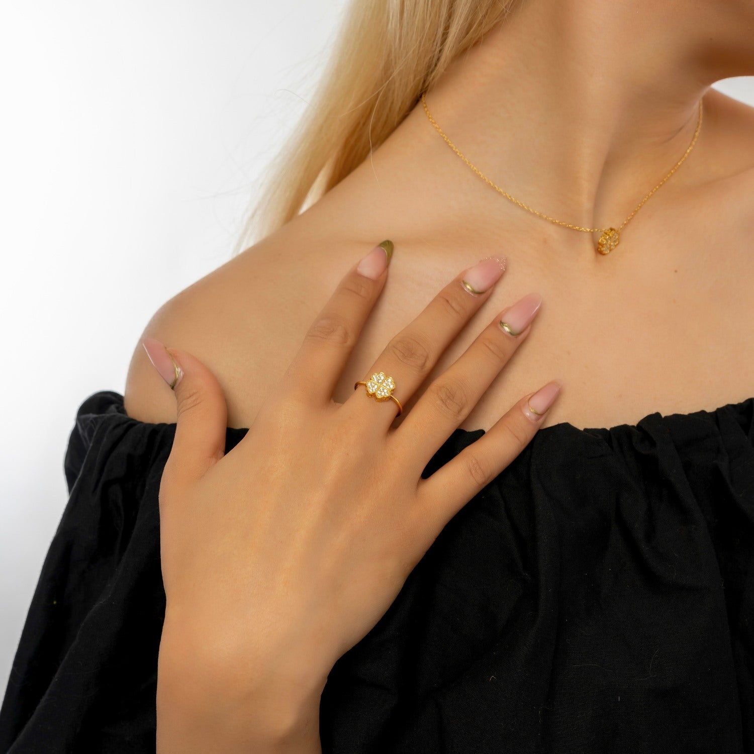 Four Leaves Clover Ring In Gold With White Gemstones