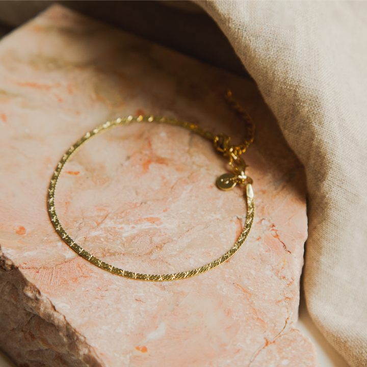 polly-sayer-paperclip-chain-bracelet-silver-plated-daisy-london